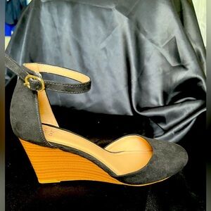 A NEW DAY~ FELT BLACK HEELS~ 6.5